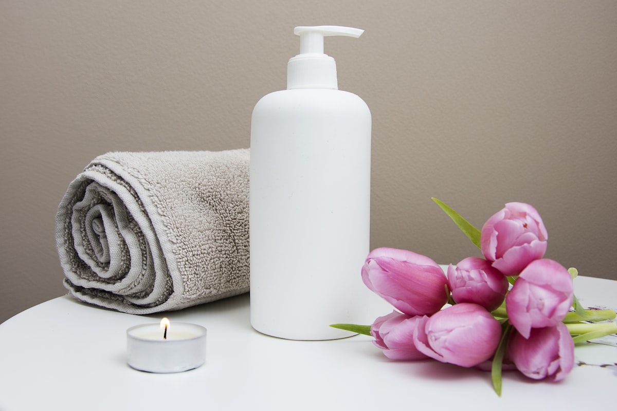 Warm towel, candle and fresh flowers — the calm details of a comfort-first visit